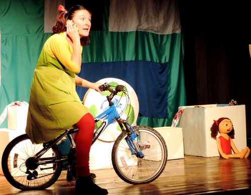 Spettacolo CasaTerra, Francesca in bici